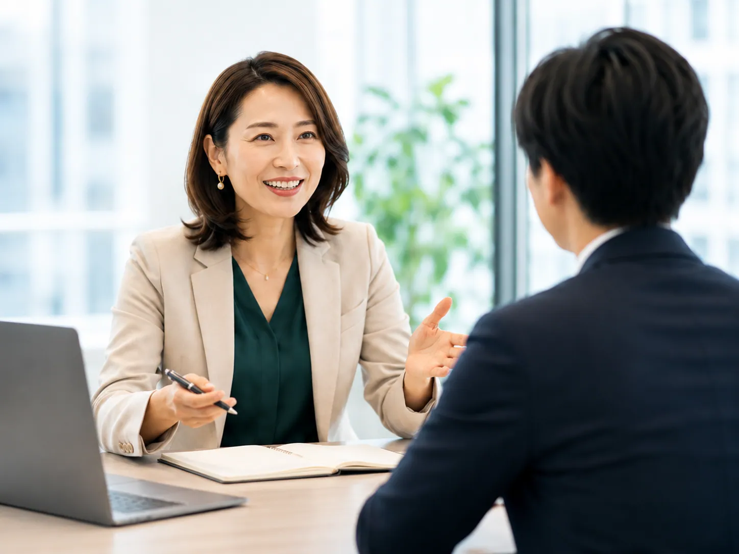 講師が受講者の質問にリアルタイムで答える面談の様子。