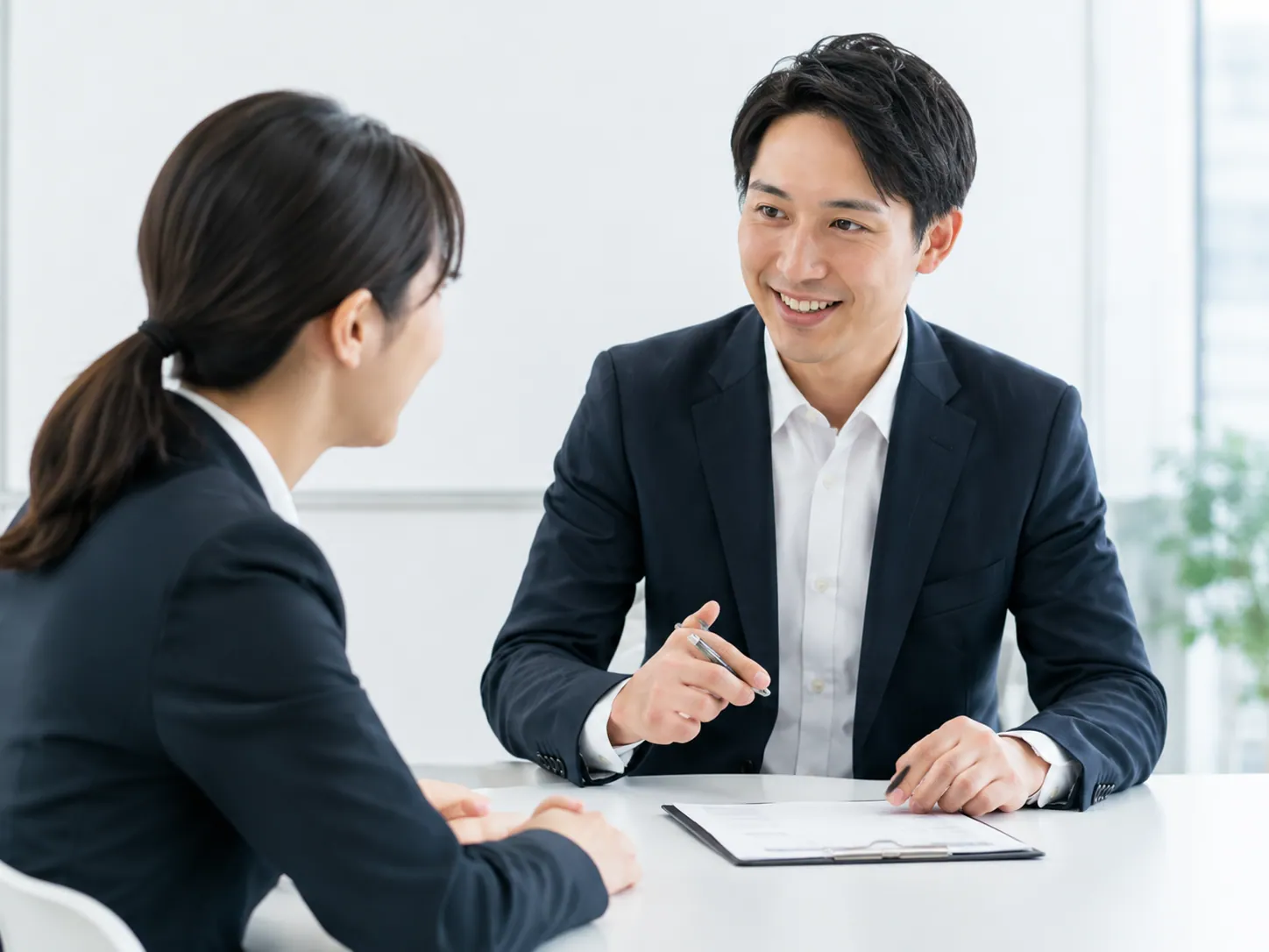 担当者が顧客の課題をヒアリングする打ち合わせの様子。