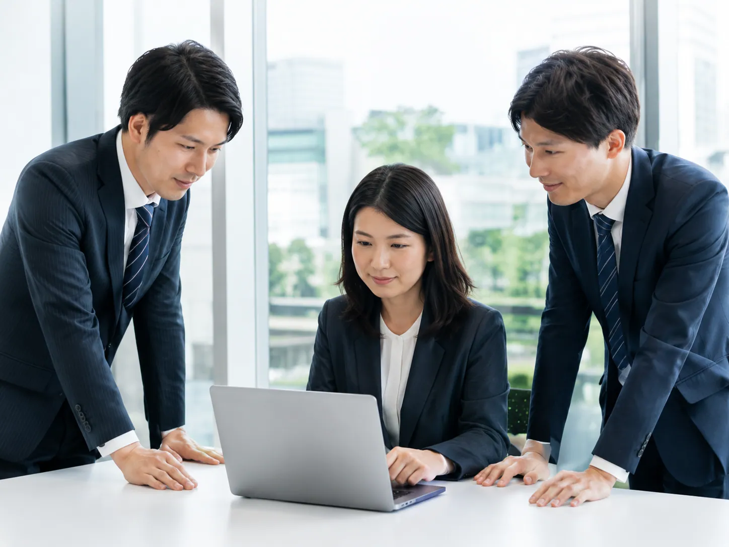 ノートPCを囲んで継続的に伴走支援を受ける様子。